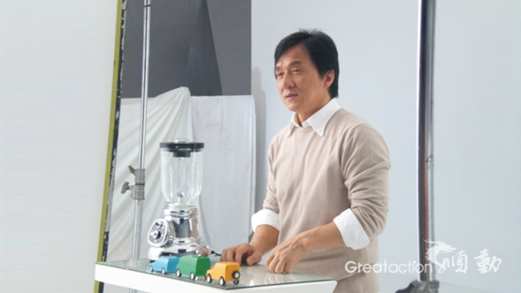 成龍在廣告片拍攝現(xiàn)場