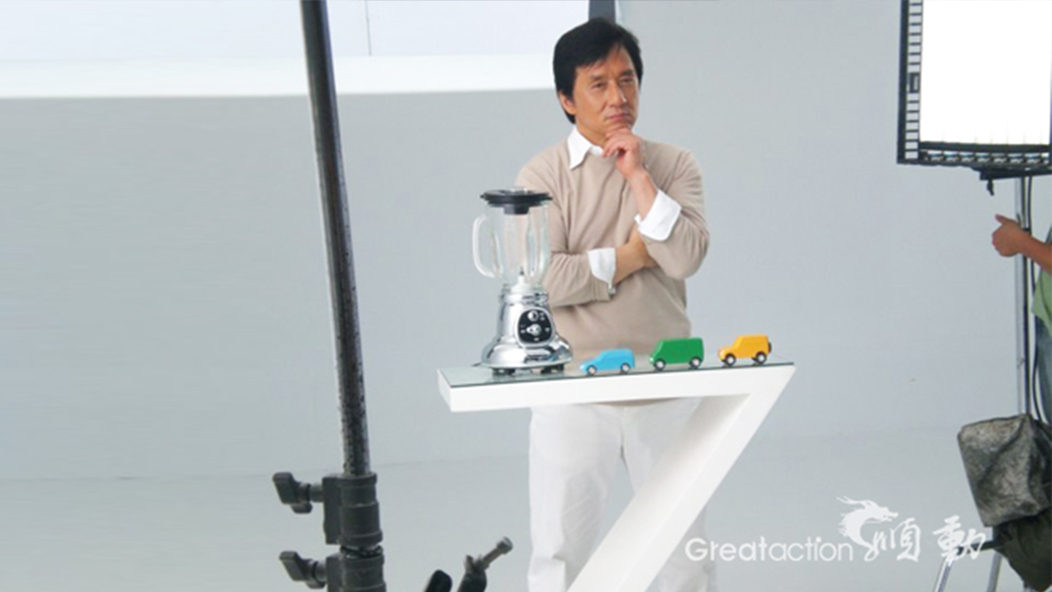 成龍在廣告片拍攝現(xiàn)場